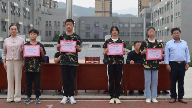 新县光彩实验学校举行2024级七年级新生综合素质拓展训练活动(图8)