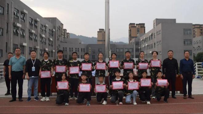 新县光彩实验学校举行2024级七年级新生综合素质拓展训练活动(图9)