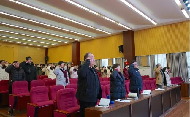 郑州第七十五中学召开2024-2025学年第二学期教师会(图7)