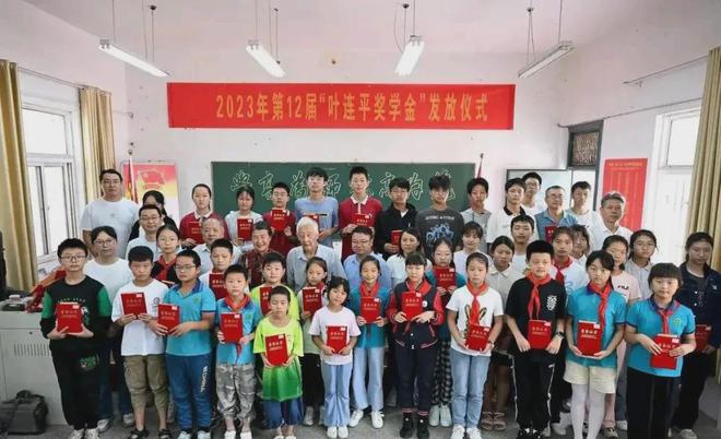 62岁教师接退休通知把教学工具上交就趴在办公桌上嚎啕大哭(图2)