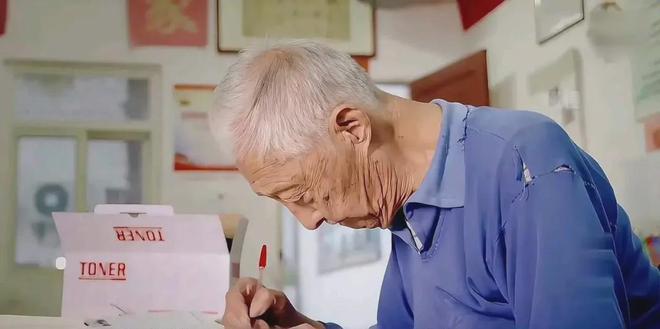 62岁教师接退休通知把教学工具上交就趴在办公桌上嚎啕大哭(图3)