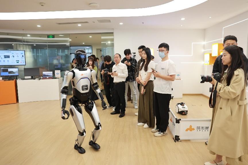 人工智能与机器人企业成色如何？央省市级媒体聚焦成都探寻产业发展创新密码(图3)