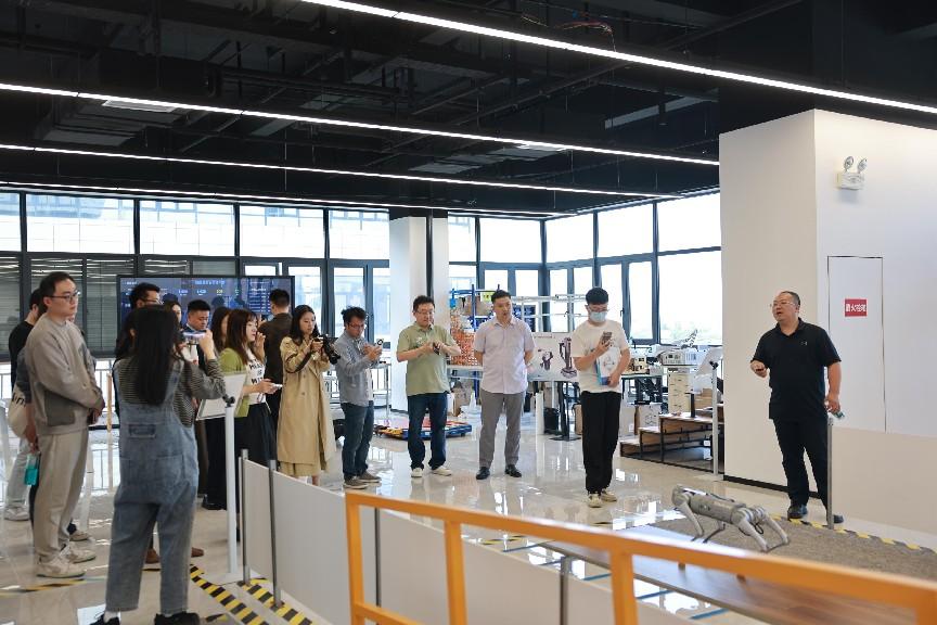 人工智能与机器人企业成色如何？央省市级媒体聚焦成都探寻产业发展创新密码(图4)