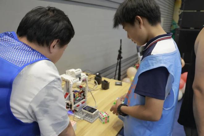 炸裂开营！2025年“AI未来探索家”暑假夏令营引爆科技狂欢！(图8)