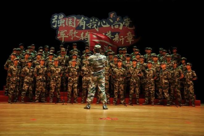 军训进行时强国有我心向党军歌铸魂谱新章——2024级本科生军训文艺汇演(图4)