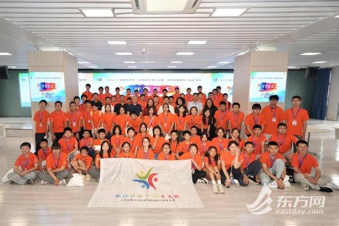 沉浸式探秘AI与创新设计2025上海“玩转科学·创意无限”夏令营开营(图6)