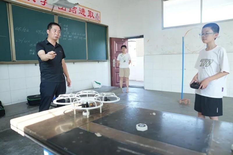 乐山井研学子备战全国无人机赛航模热情点燃科学梦想(图2)