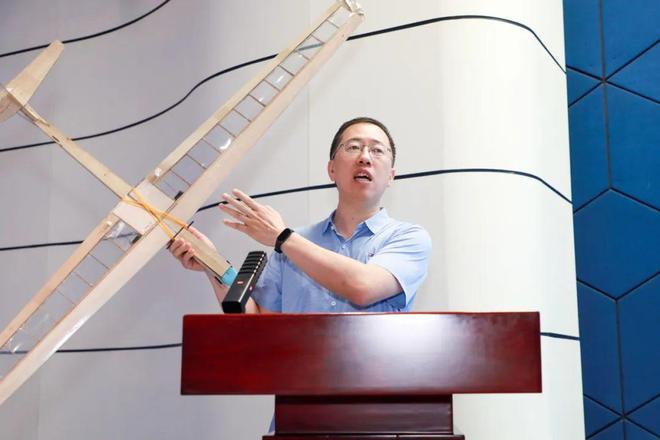 中学生在北航学造飞机！北京启动青少年“脱颖”培养系列夏令营(图1)
