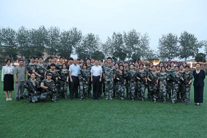 强国有我心向党青春奋进新征程中国政法大学2024级本科生军训结营仪式举行(图3)