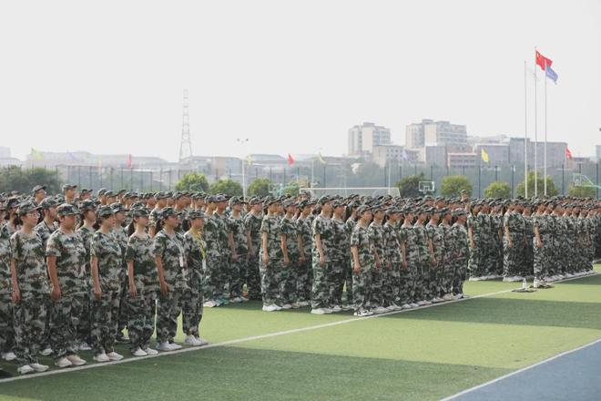 百炼成钢铸军魂绵阳南实2024级高一新生国防教育军事训练开营(图6)