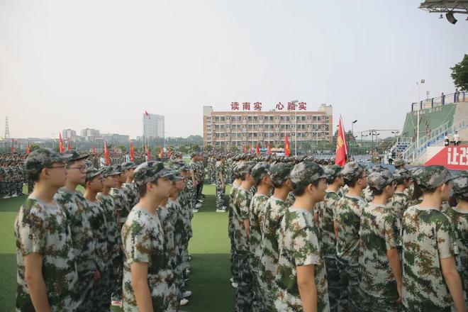 百炼成钢铸军魂绵阳南实2024级高一新生国防教育军事训练开营(图7)