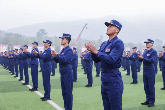 山东省消防救援总队举行2024年度新招录消防员入职教育训练开训典礼(图2)