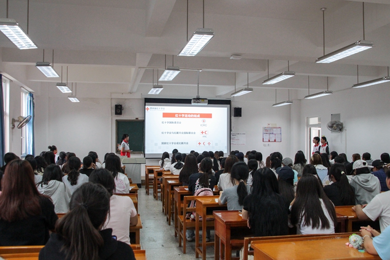安顺职业技术学院应急救护全员培训融入新生军训