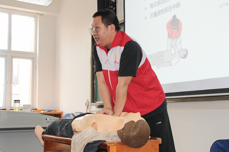 安顺职业技术学院应急救护全员培训融入新生军训(图2)