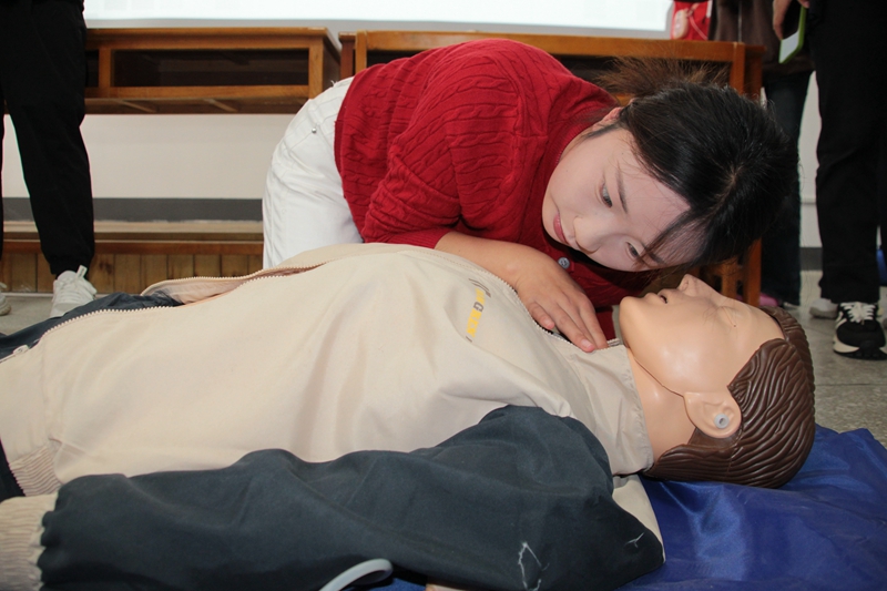 安顺职业技术学院应急救护全员培训融入新生军训(图4)