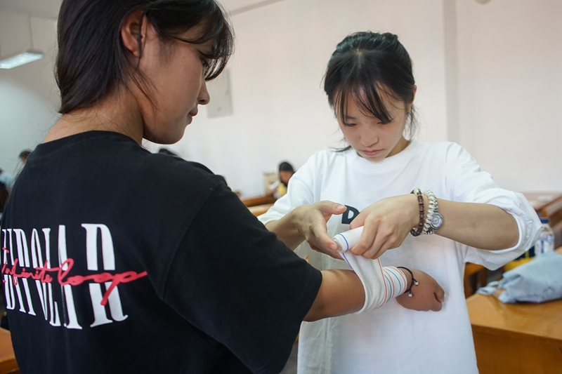 安顺职业技术学院应急救护全员培训融入新生军训(图5)