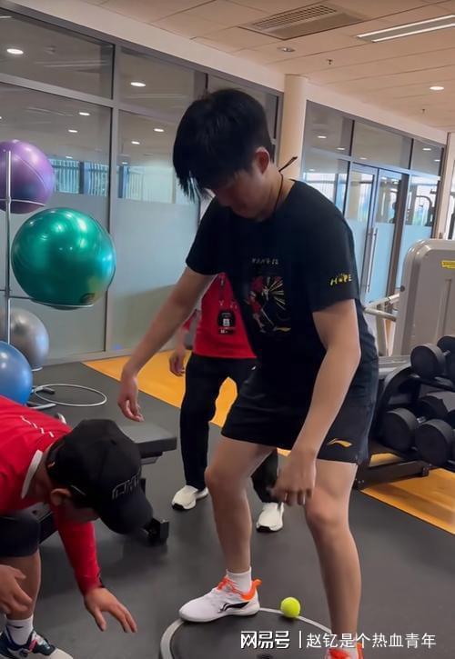 北大撑腰！王楚钦两输樊振东还被表扬邓亚萍揭秘水平藏不住了(图15)