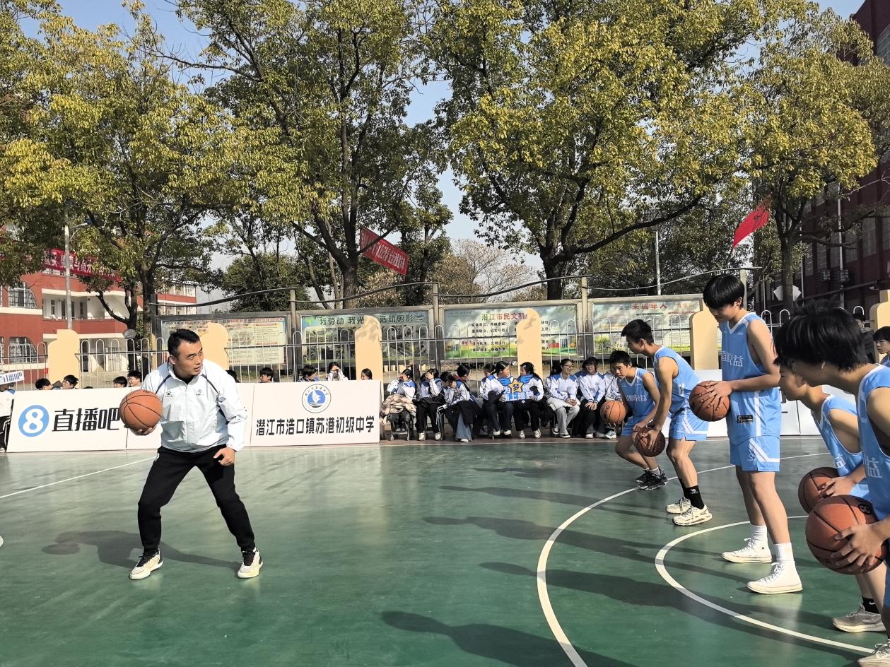 篮球公益进校园拼搏精神伴成长