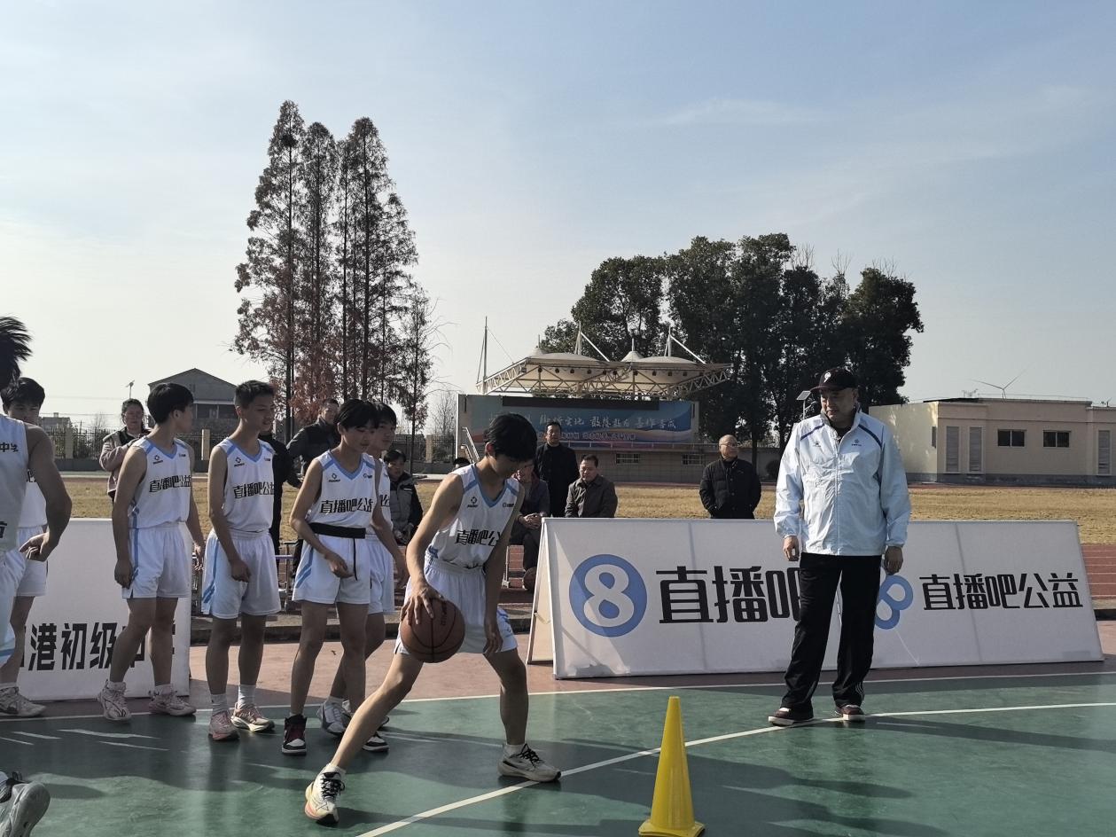 篮球公益进校园拼搏精神伴成长(图2)