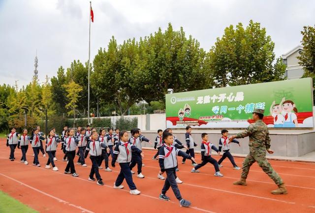 上海市中小学国防体育运动课程“上新”练就“硬核”少年(图6)