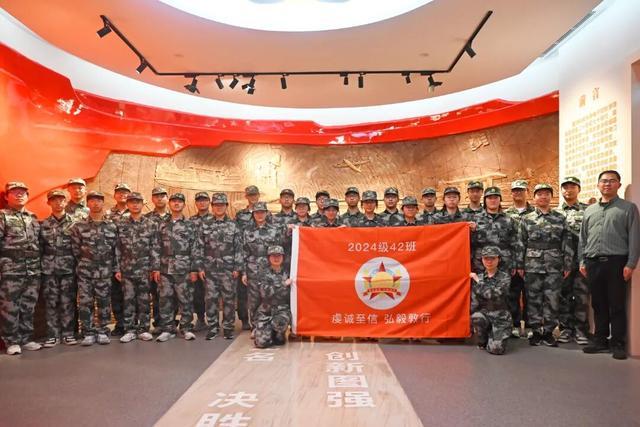 合肥一中国防班学子走进军营沉浸式研学解锁强军初心(图2)