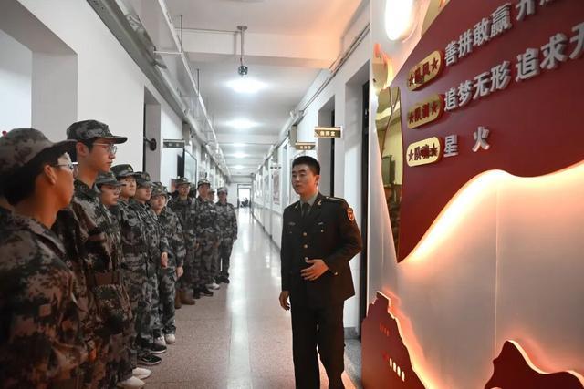 合肥一中国防班学子走进军营沉浸式研学解锁强军初心(图3)